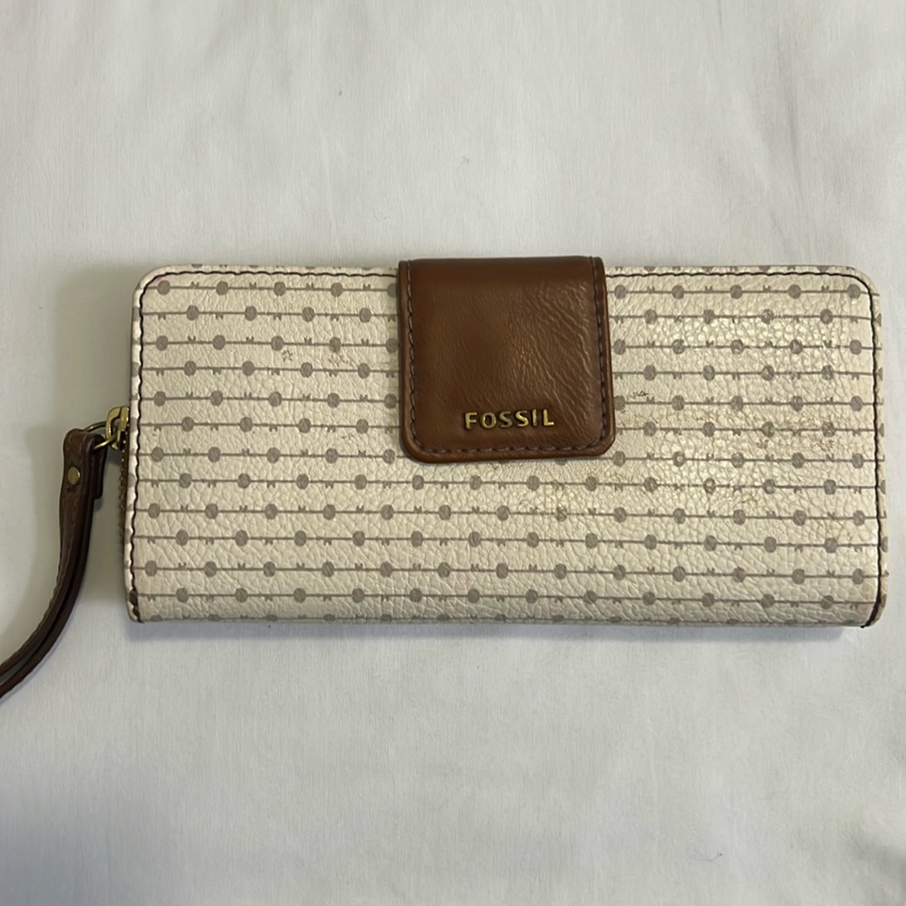 Fossil wristlet